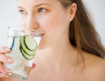los beneficios de tomar agua