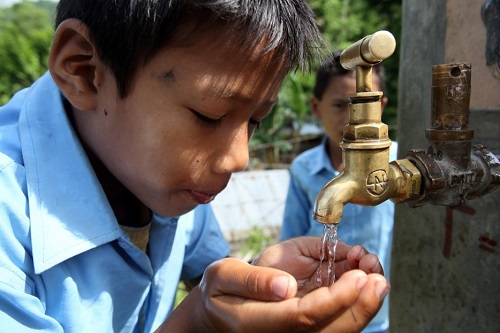 beber agua contaminada