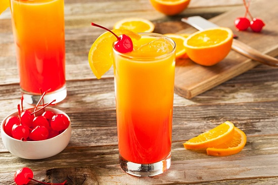tequila combinado con la naranja y granadina