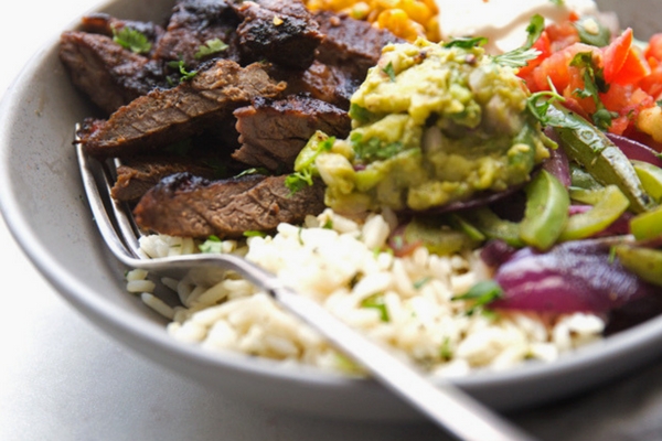 buddha bowl de fajitas de res y arroz al limn