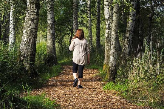 salir a caminar para distraer a la mente