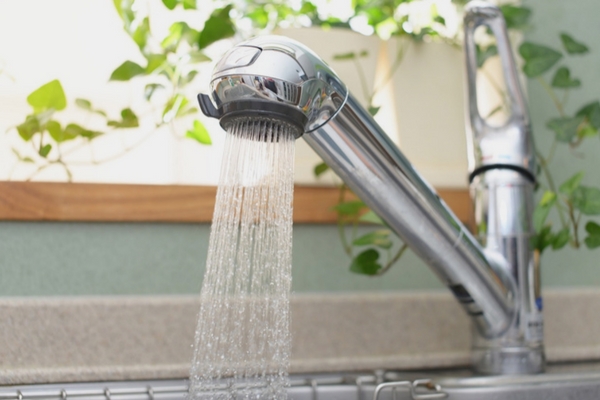 ahorra agua en tu cocina con un grifo con aireador