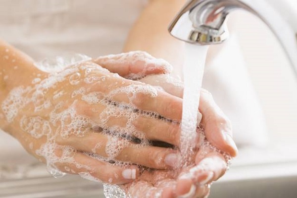 lavarse las manos cada vez que manipulamos alimentos contaminados