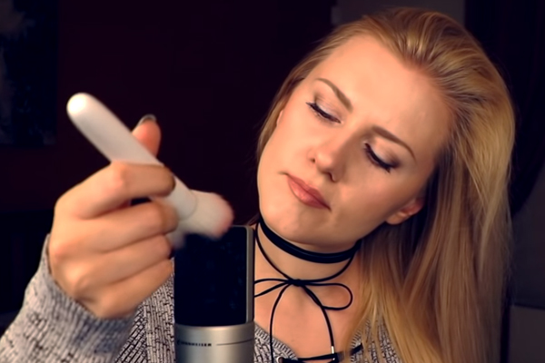 los videos de asmr utilizan objetos varios para hacer sonidos