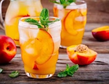 c�cteles de sidra con duraznos