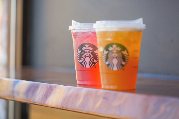 starbucks busca eliminar los popotes de sus tiendas