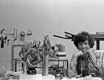 la chatarra convertida en arte por feliza bursztyn